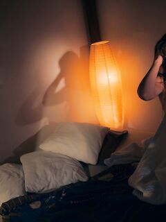 Голая девушка в темноте перед сном  эротика.