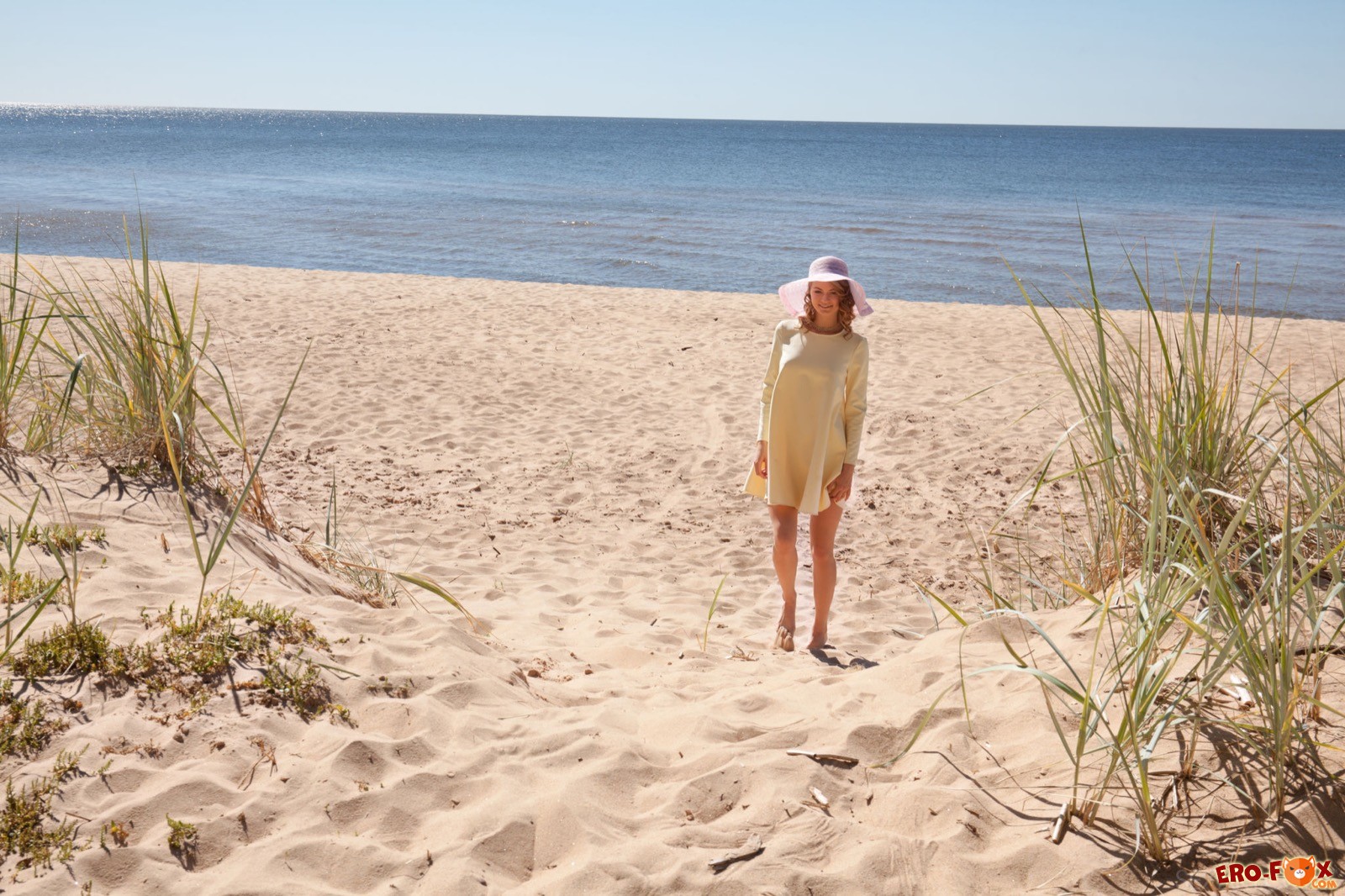 Девушка в платье без белья оголяется на пляже