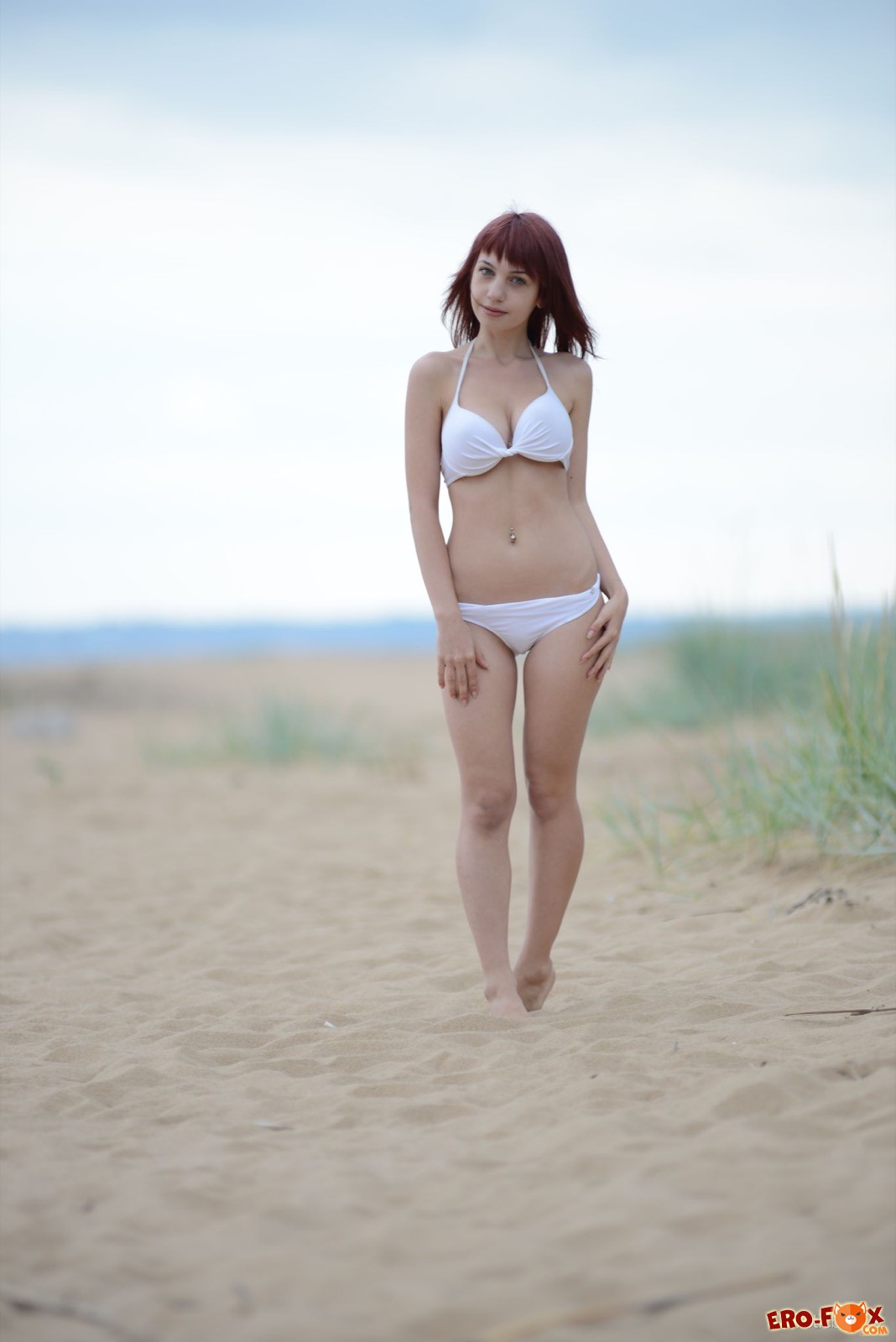 Придя на пляж молодая девушка оголила висячую грудь