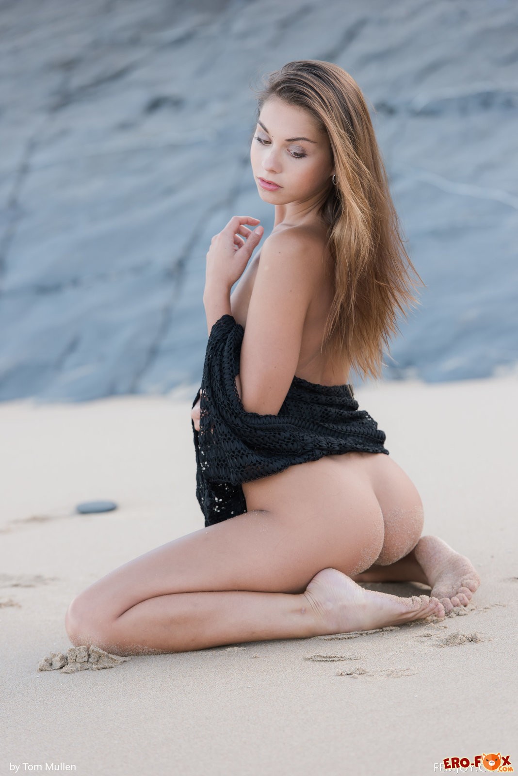 Голая девушка показала себя на пляже в песке .