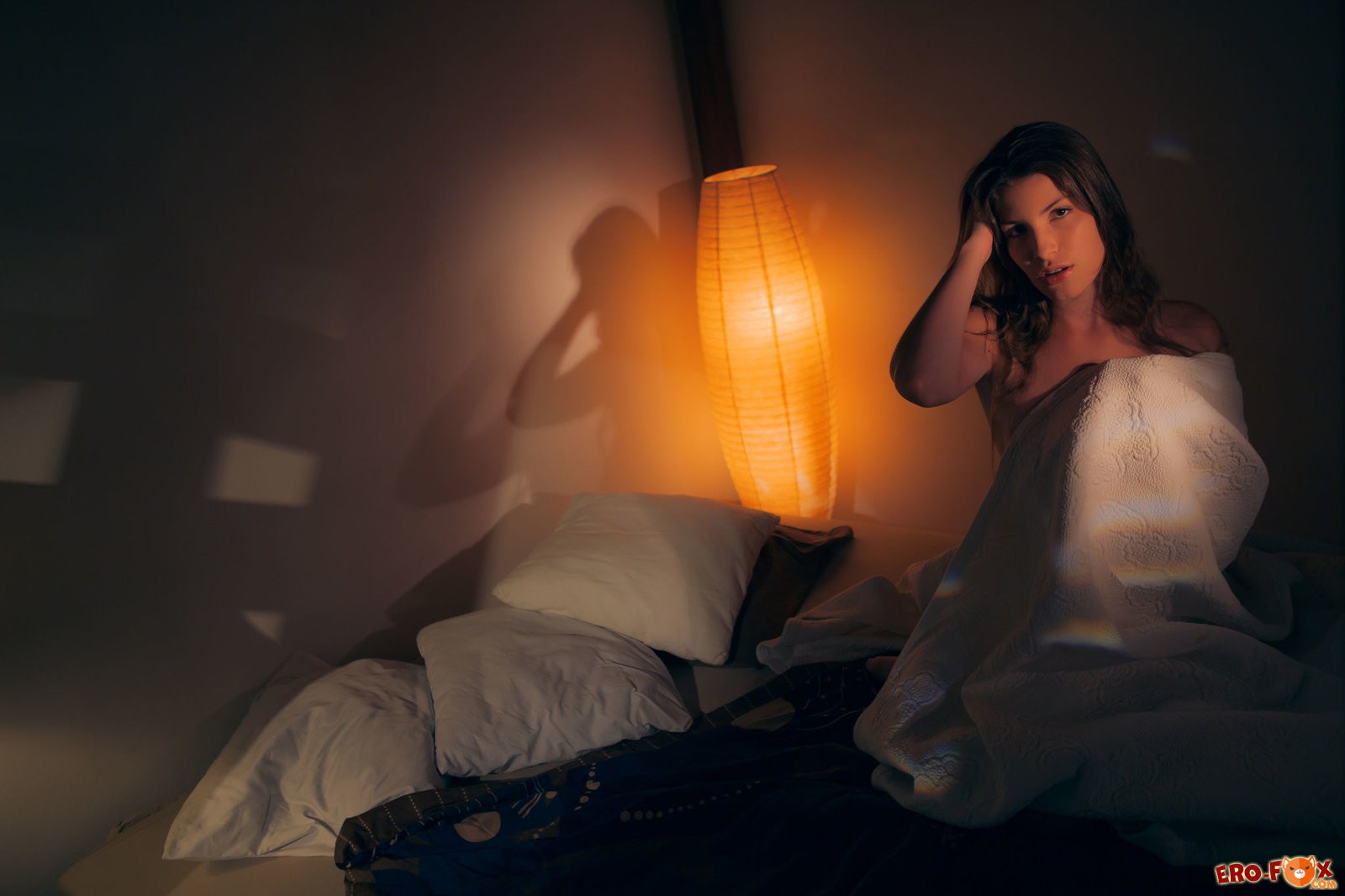 Голая девушка в темноте перед сном  эротика.